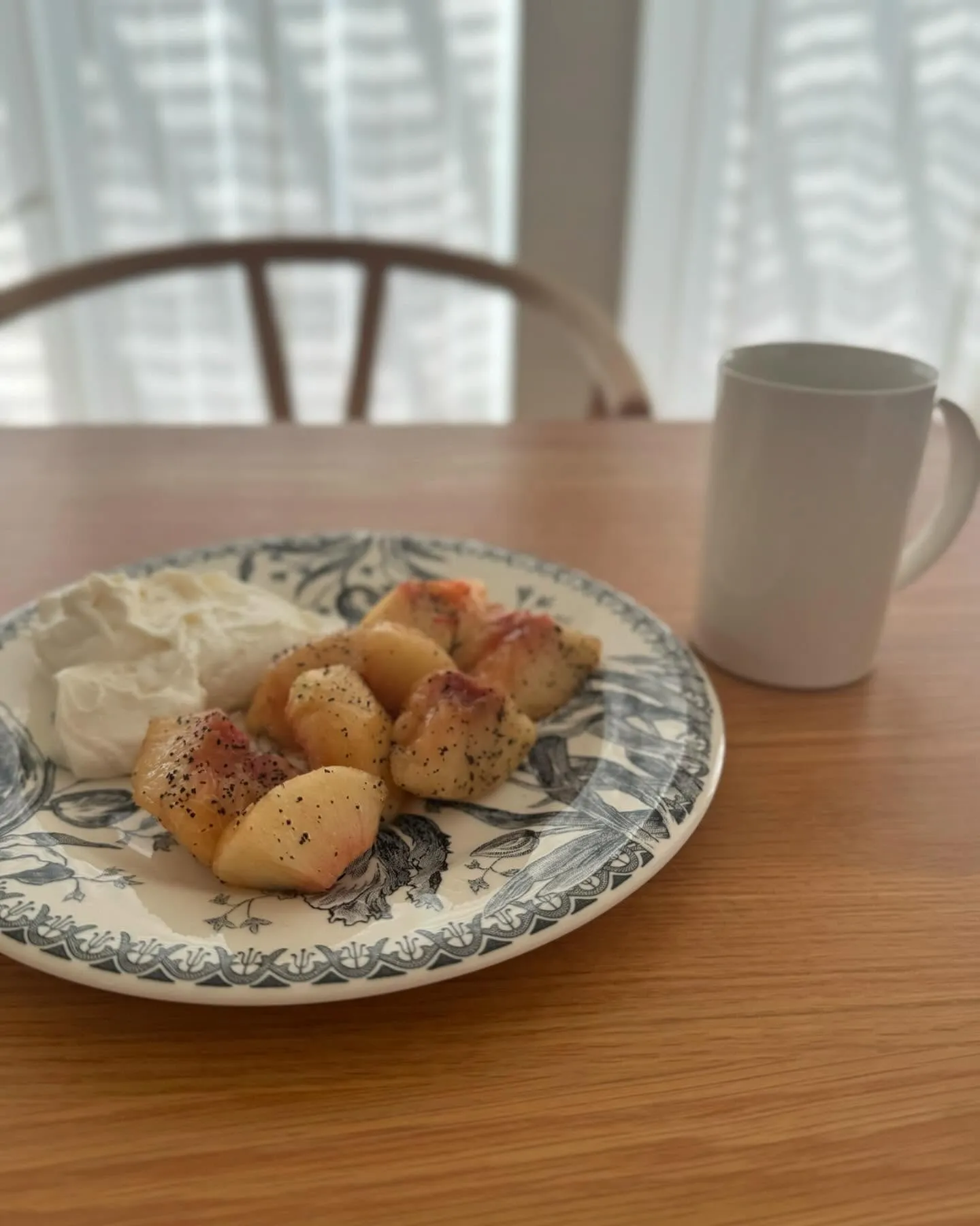 ����ƥ��������Υץ졼�Ȥ������դ����Ƥ���󥴤ȥ��꡼�ࡢ�ڤΥơ��֥���֤��줿������ơ��������ī������