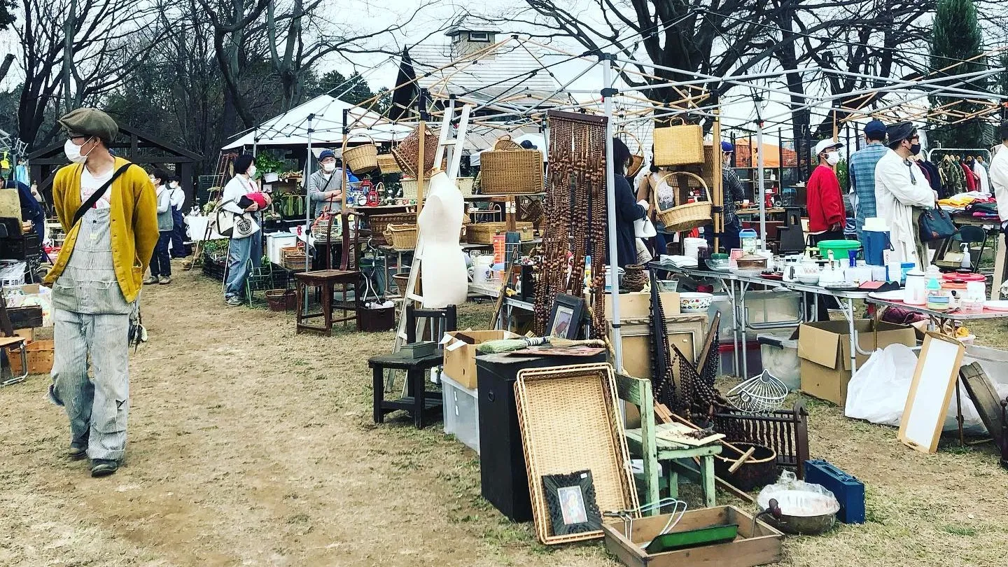 ��̤ǳ��Ť����Antiques Inn�β��ǡ�����ƥ������ȶ���ƻ���Ƥ仨�ߤΥ֡��������Ԥ���벰���ޡ����åȤ��ͻ�