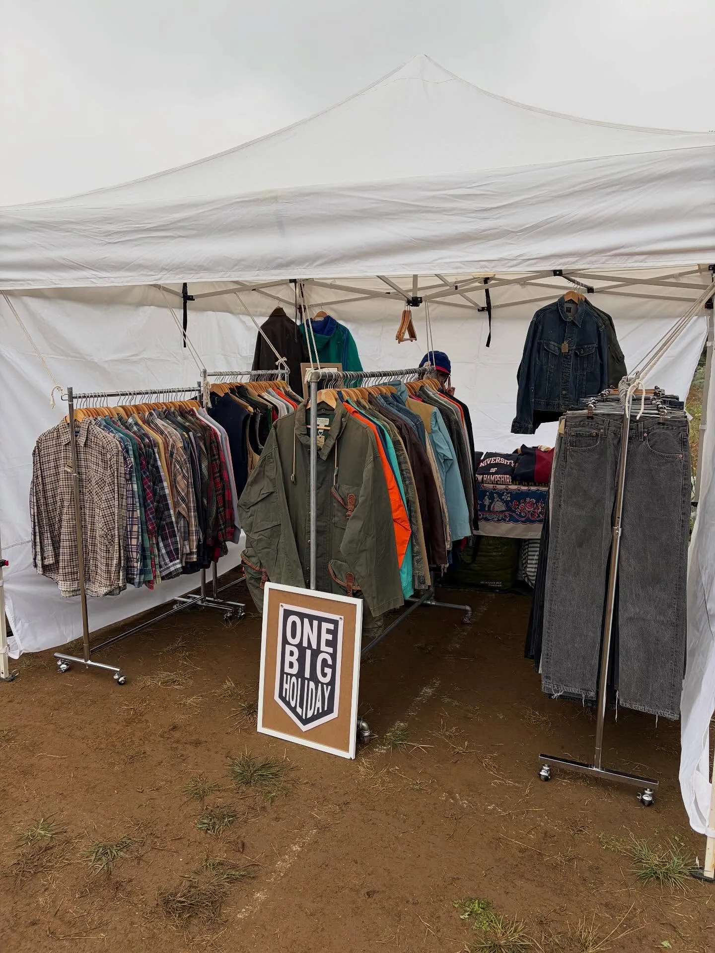 Antiques Inn�β��˽�Ź�������֡����ǡ�������ơ������㥱�åȤ䥷��ġ��ǥ˥�ʤɤΰ��ब�ϥ󥬡���å����¤֥ƥ�ȥ���åפ��ͻ�