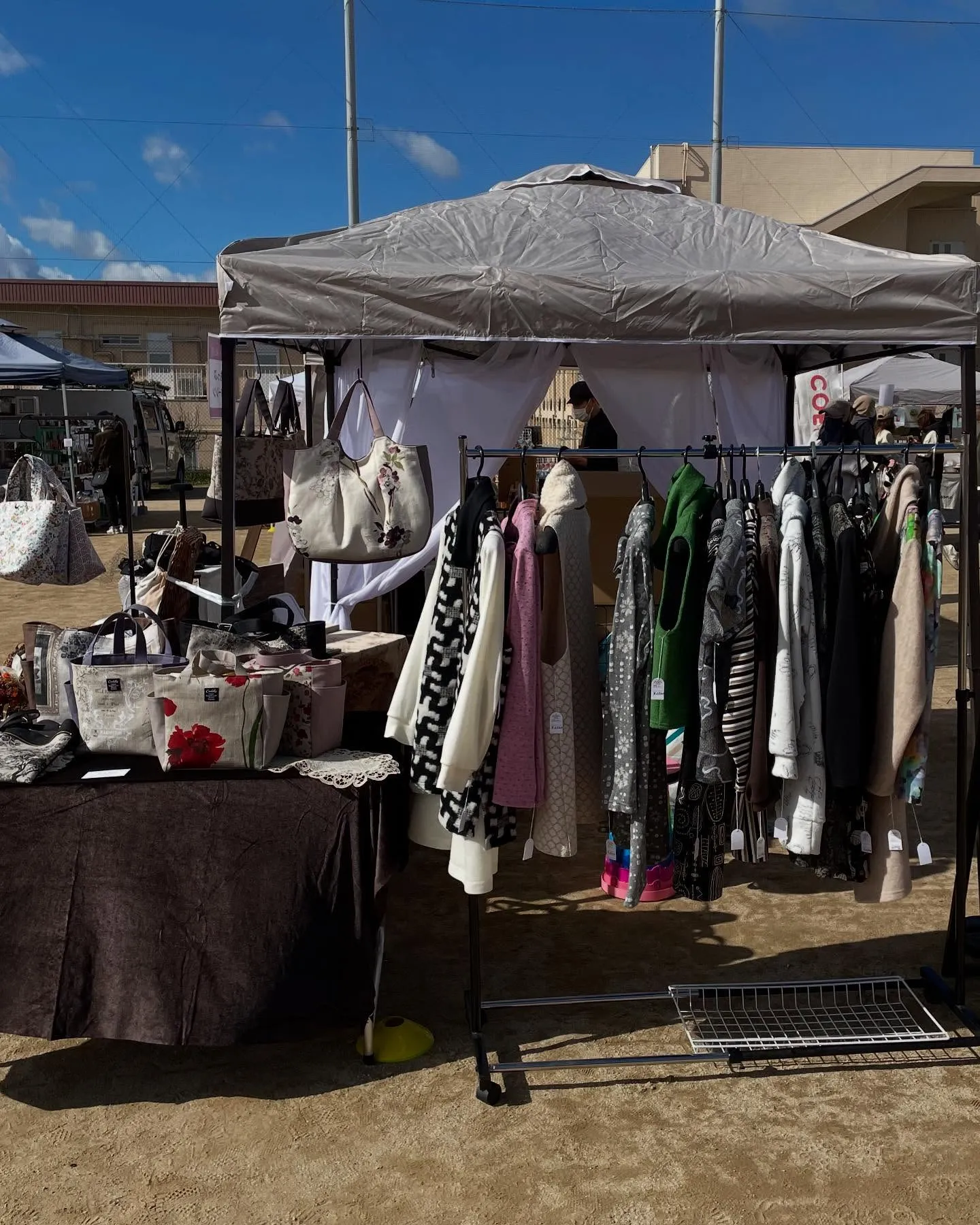 ����ܰ��ڻԤǳ��Ť��������¤λԤβ��ǡ��ϥ�ɥᥤ�ɥХå�����塢������ơ������ब�ƥ�ȥ֡������¤����Ԥ�����Ф�ʪ��õ���ޡ����åȤ�����