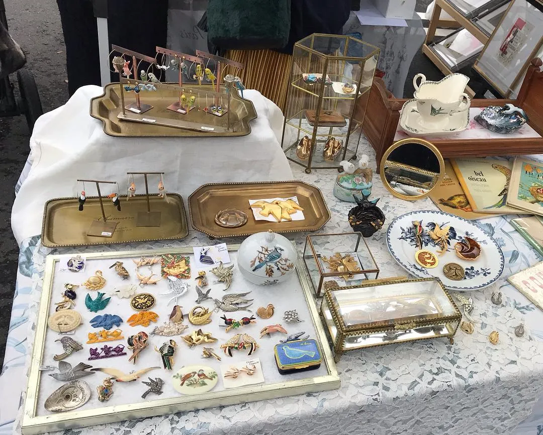 ������ơ����֥������䥢�������꡼����ʪ���ߤ��¤��¤λԤΥơ��֥�ǥ����ץ쥤�����饹��������ȥ쥤��������Ÿ�����줿��Ź�֡�����