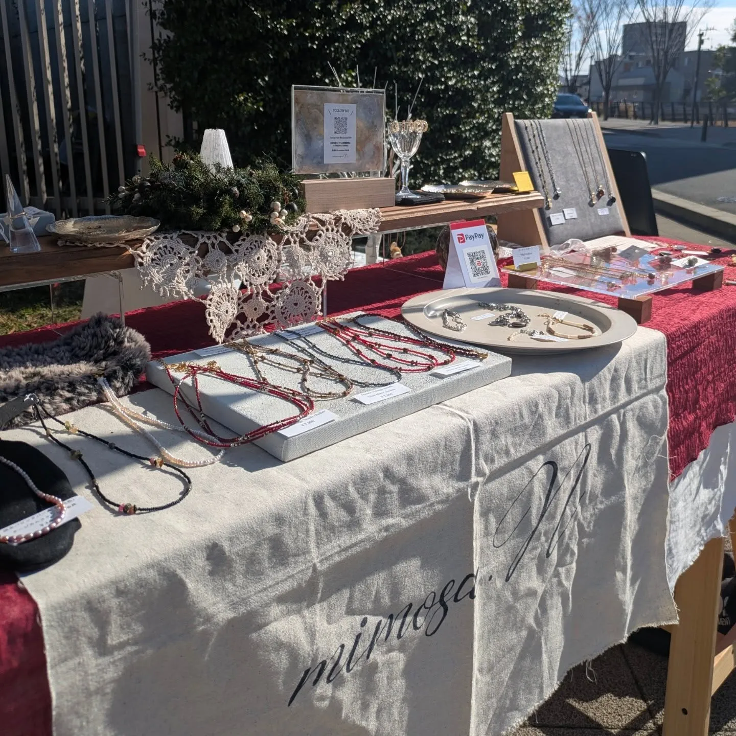 �ϥ�ɥᥤ�ɥ��������꡼���¤��¤λԤν�Ź�֡������ͥå��쥹��֥쥹��åȤ��濴�˲����ơ��֥��Ÿ�����䤷�Ƥ����ͻҡ�