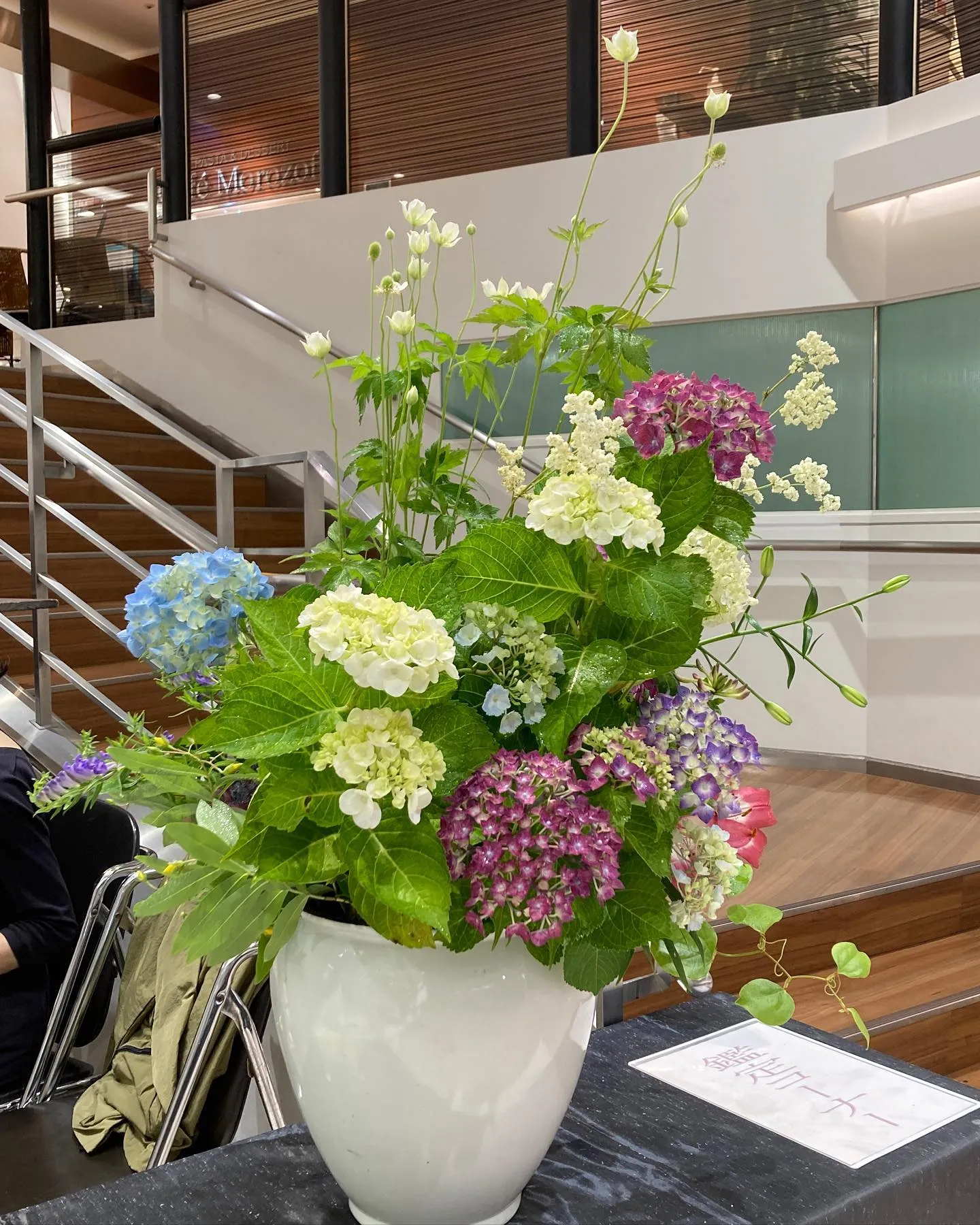 ���͡�����Τߤ䥢��ƥ������ե�����������˾���줿�߱��λ��۲֤��濴�Ȥ����礭�ʥե�����󥸥��Ȥ����Ԥ����臘Ÿ�����֤�����