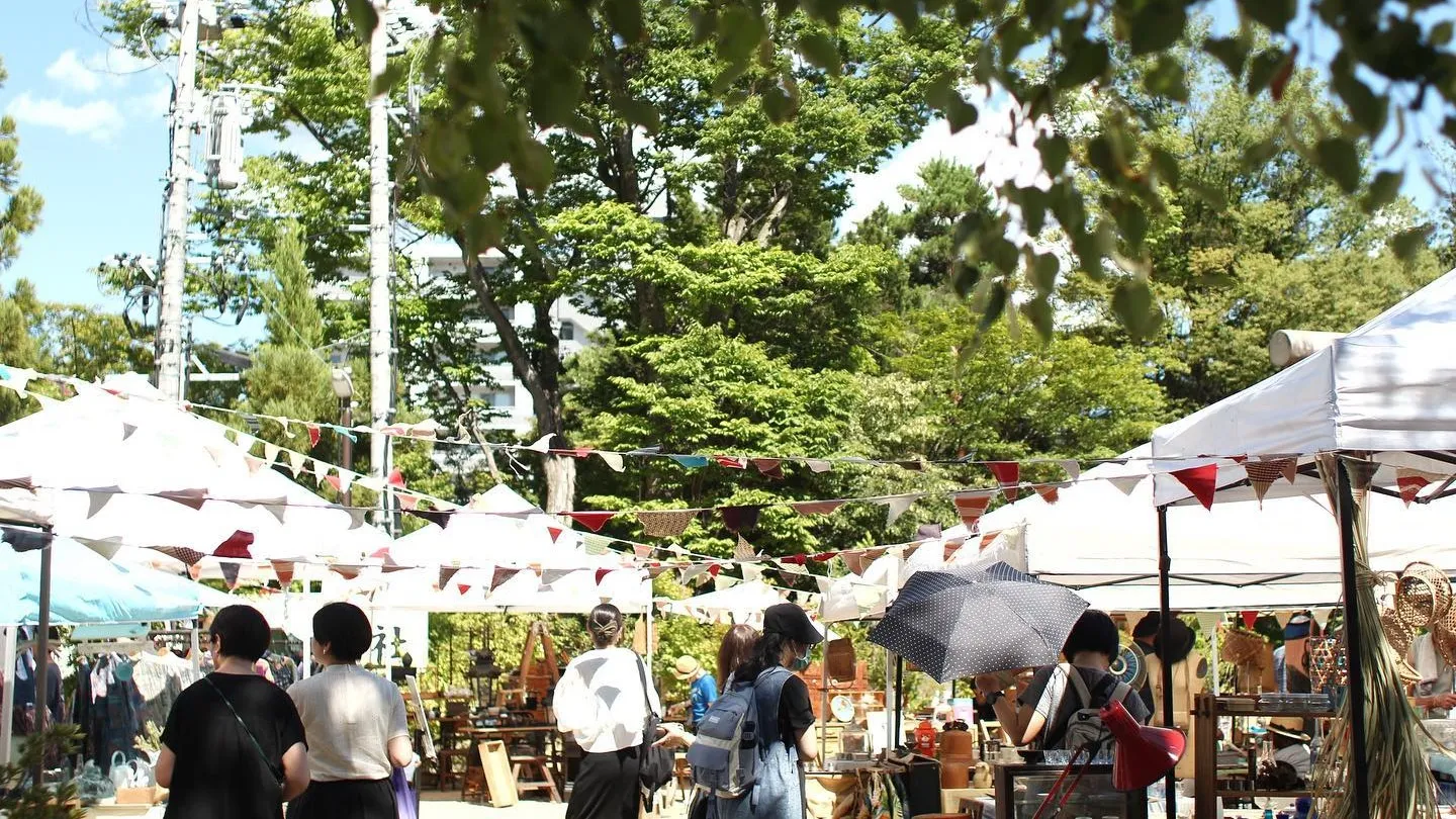 Ĺ����ܻԤǳ��Ť����ޤĤ�ȸŻԤβ��ǡ��ڡ��˰Ϥޤ줿�����ޡ����åȤ˥ƥ�Ȥ��¤ӥ���ƥ��������ƻ��򸫤Ʋ�����Ԥ����臘����