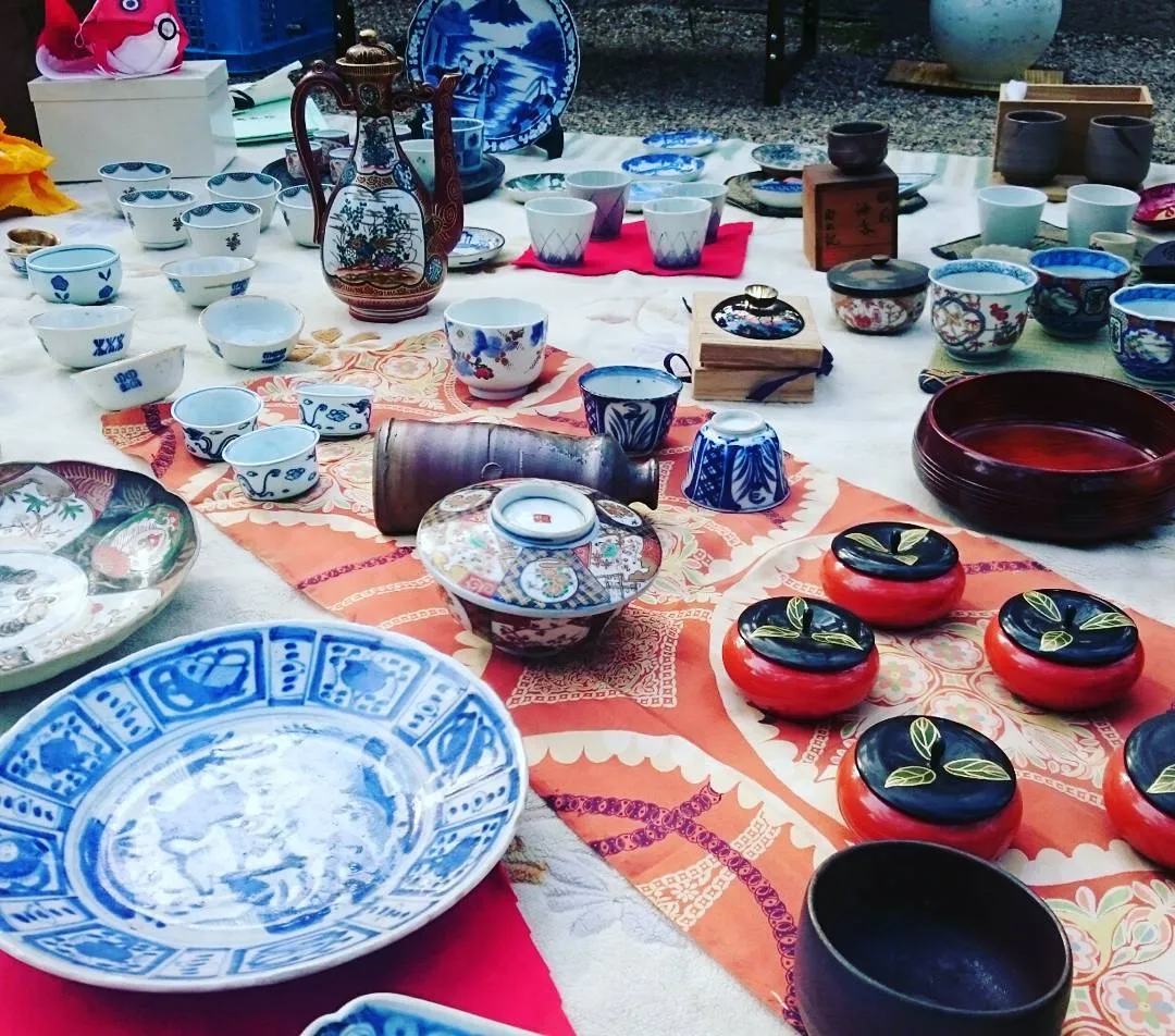 ���ܤ��Ӥ����ҤˤƳ�����ι�ơ�Ԥˤ���Ũ���¿��郎�¤٤��Ƥ����ͻ�