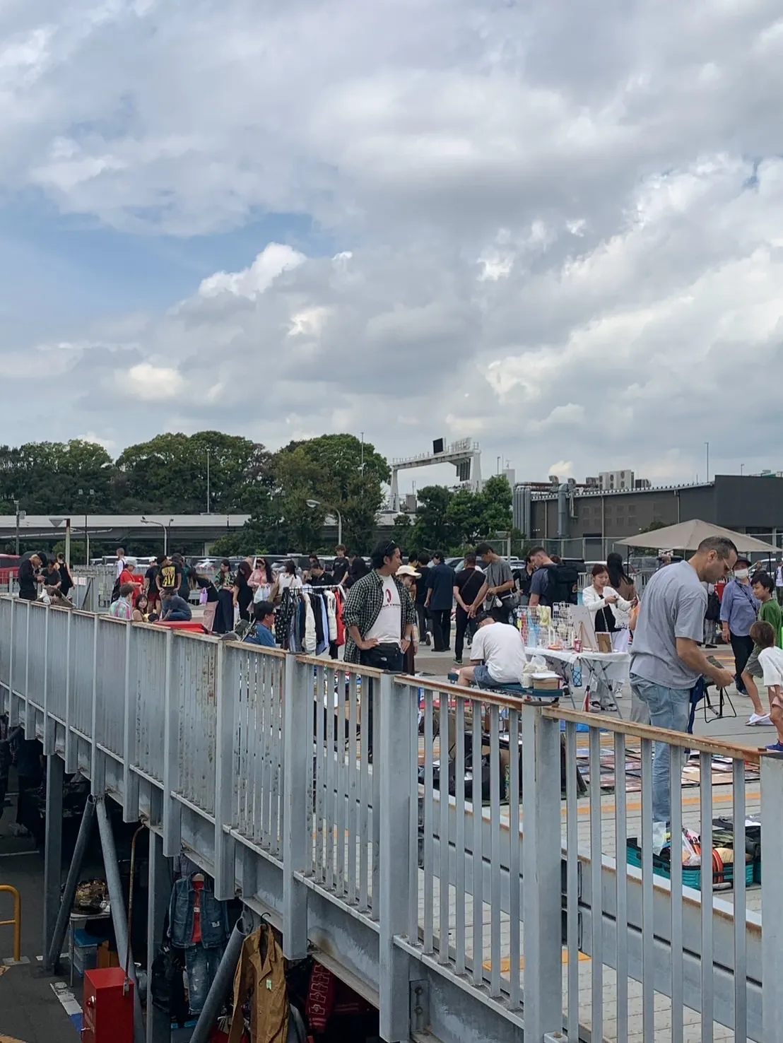 ��涥�Ͼ�TokyoCityFleaMarket������¿���οͤ��㤤ʪ�򤷤Ƥ����ͻ�