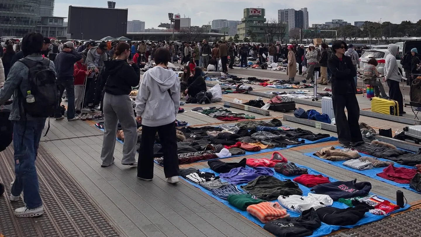 ��涥�Ͼ�TokyoCityFleaMarket�β������ ��710Ź���¤���������ե꡼�ޡ����åȤǸ���仨�ߤ�õ�����Ԥ����臘�ͻ�