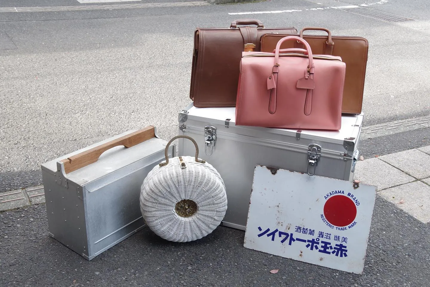 �������¤λԤ��¤־��¥�ȥ��Υȥ�󥯤���ġ������Хå��򲰳��˥ǥ����ץ쥤����������ơ������ߤ�Ÿ������