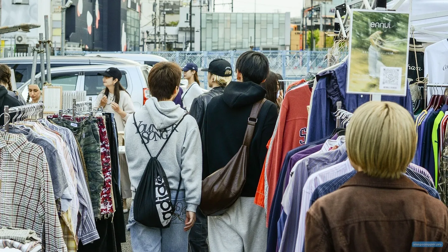 �������ե꡼�ޡ����åȤΥ��٥�ȳ��Ť�¿���οͤ����臘�ͻ�