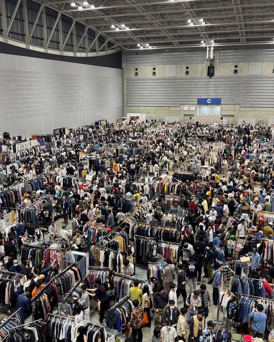 �ѥ��ե�������Ÿ���ۡ���C�ǳ��Ť��줿VCM VINTAGE MARKET�����ʡ������å������Ԥ����Ԥ����줿�緿������ơ������٥�Ȳ��